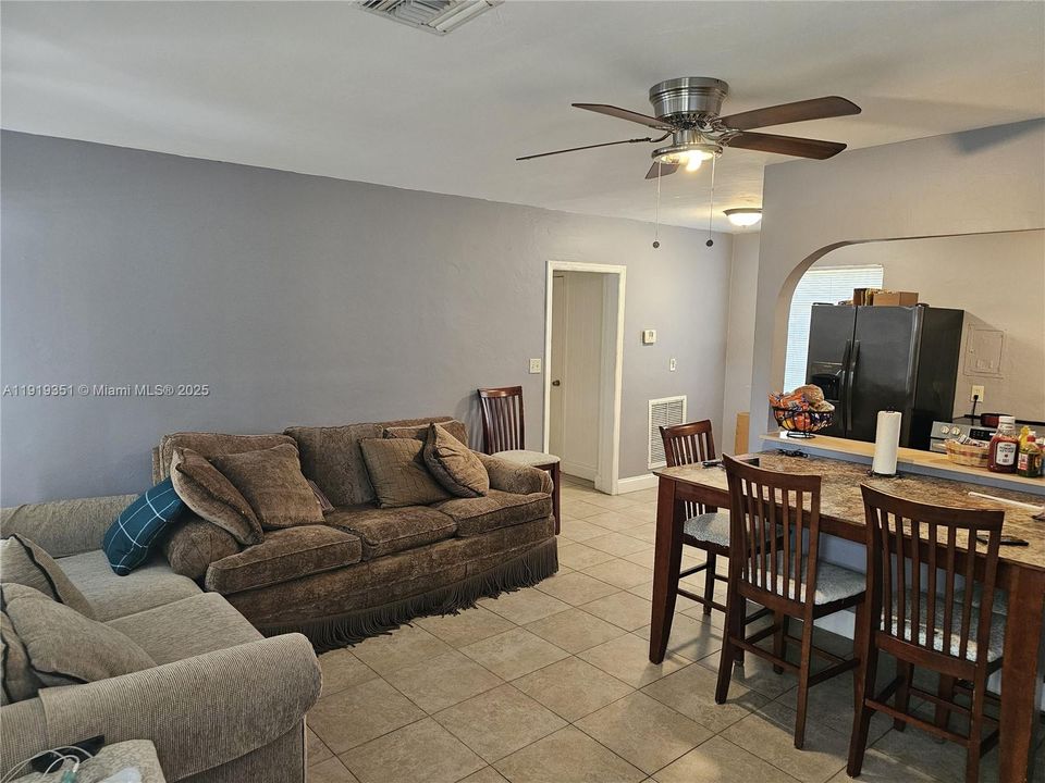 For Sale: $340,000 (3 beds, 1 baths, 916 Square Feet)