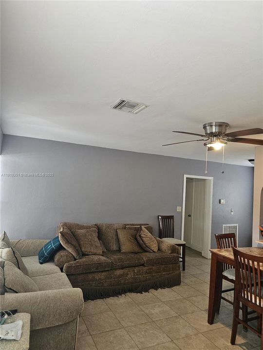 For Sale: $340,000 (3 beds, 1 baths, 916 Square Feet)