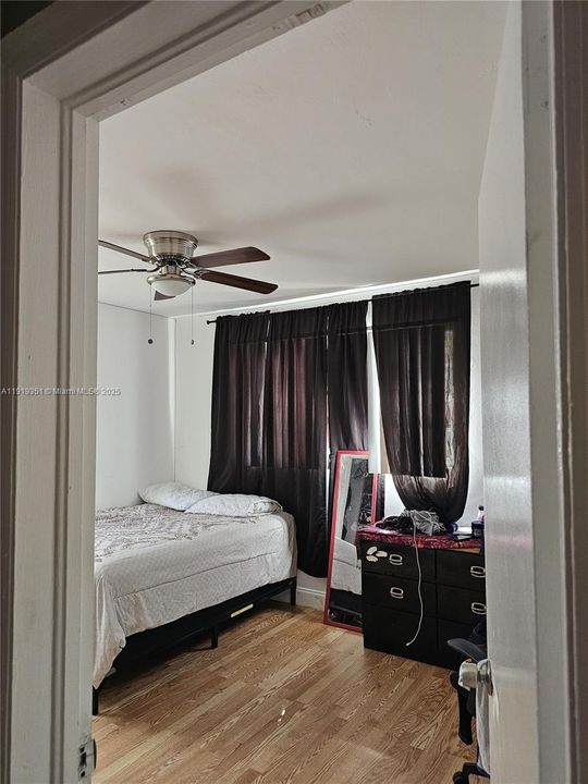 For Sale: $340,000 (3 beds, 1 baths, 916 Square Feet)