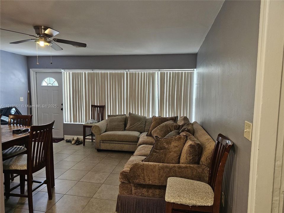 For Sale: $340,000 (3 beds, 1 baths, 916 Square Feet)