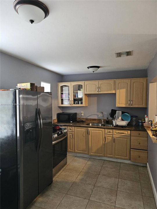 For Sale: $340,000 (3 beds, 1 baths, 916 Square Feet)