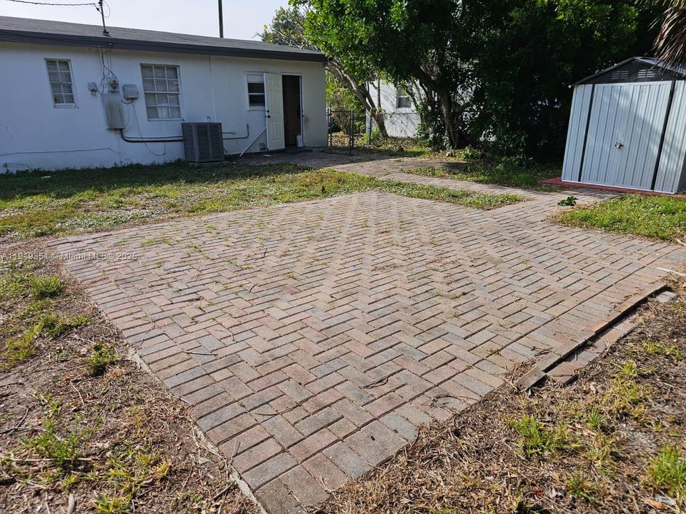 For Sale: $340,000 (3 beds, 1 baths, 916 Square Feet)