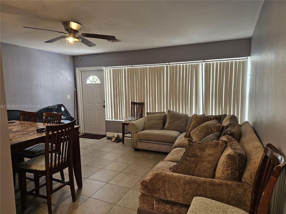 For Sale: $340,000 (3 beds, 1 baths, 916 Square Feet)