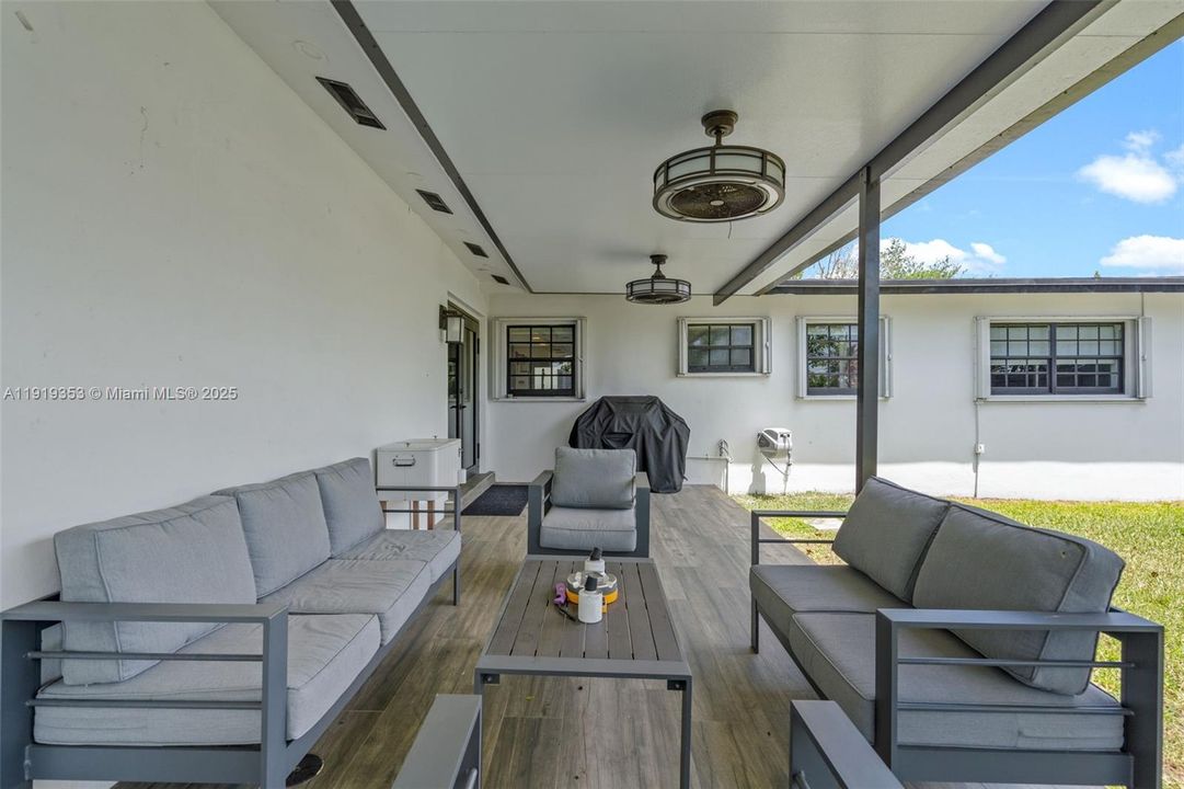 For Sale: $849,999 (4 beds, 3 baths, 1764 Square Feet)