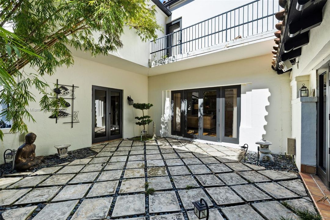 For Sale: $5,450,000 (5 beds, 4 baths, 4636 Square Feet)