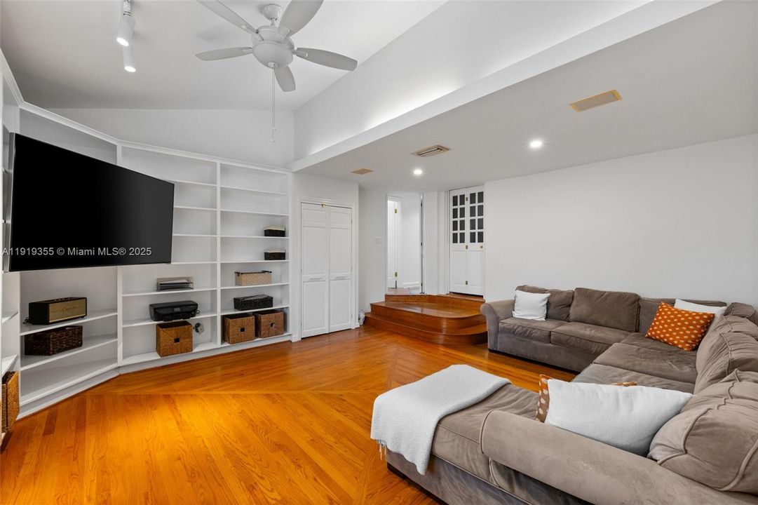 For Sale: $5,450,000 (5 beds, 4 baths, 4636 Square Feet)