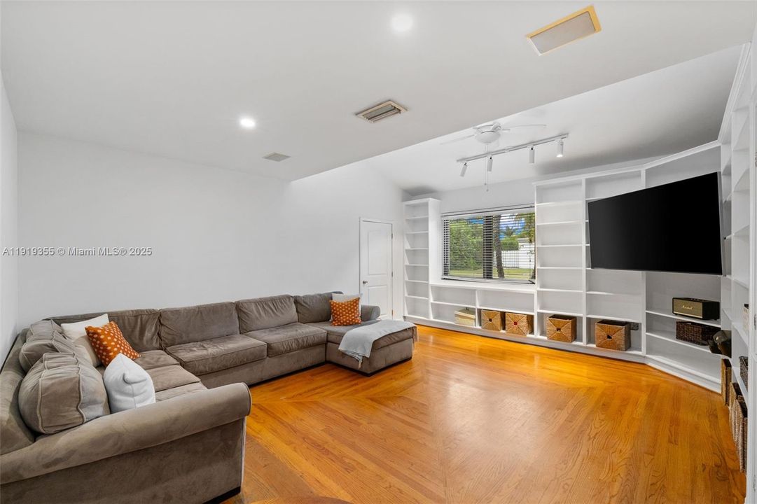 For Sale: $5,450,000 (5 beds, 4 baths, 4636 Square Feet)