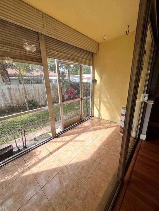 待售: $180,000 (2 贝兹, 2 浴室, 990 平方英尺)