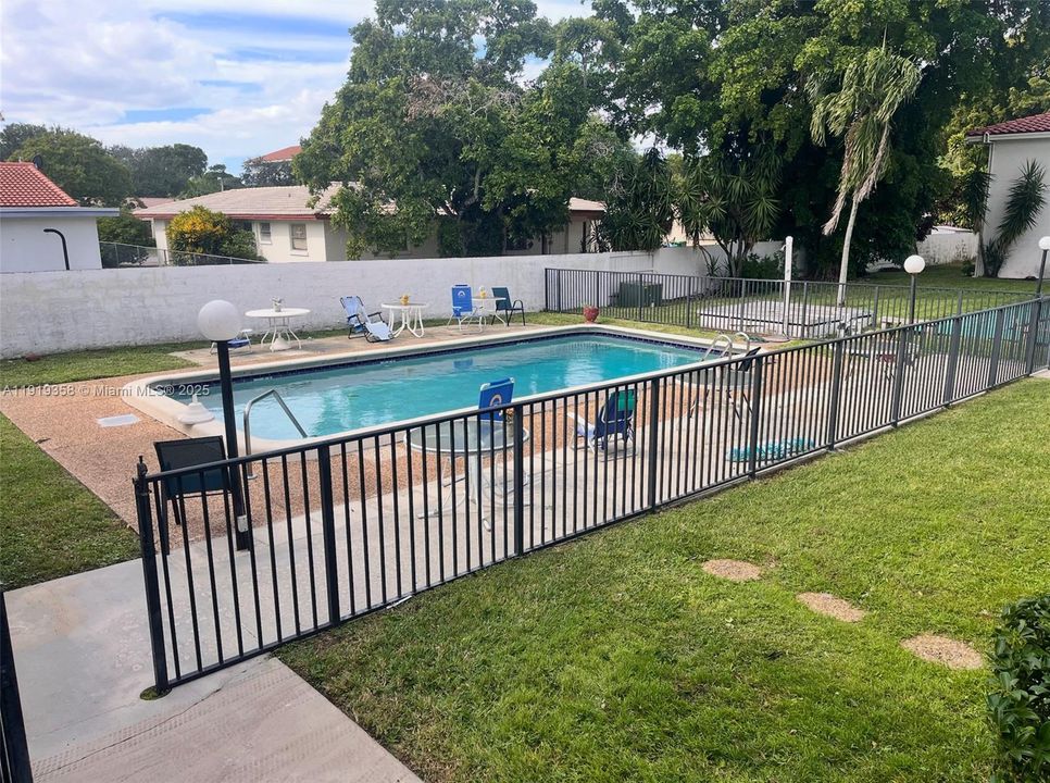 待售: $180,000 (2 贝兹, 2 浴室, 990 平方英尺)