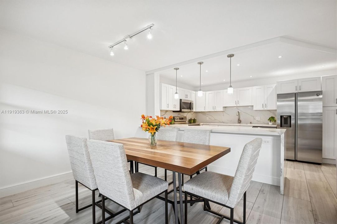 待售: $214,995 (1 贝兹, 1 浴室, 1045 平方英尺)