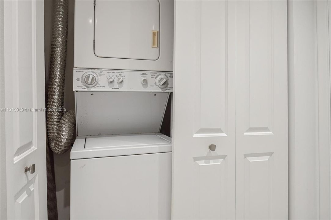 待售: $214,995 (1 贝兹, 1 浴室, 1045 平方英尺)