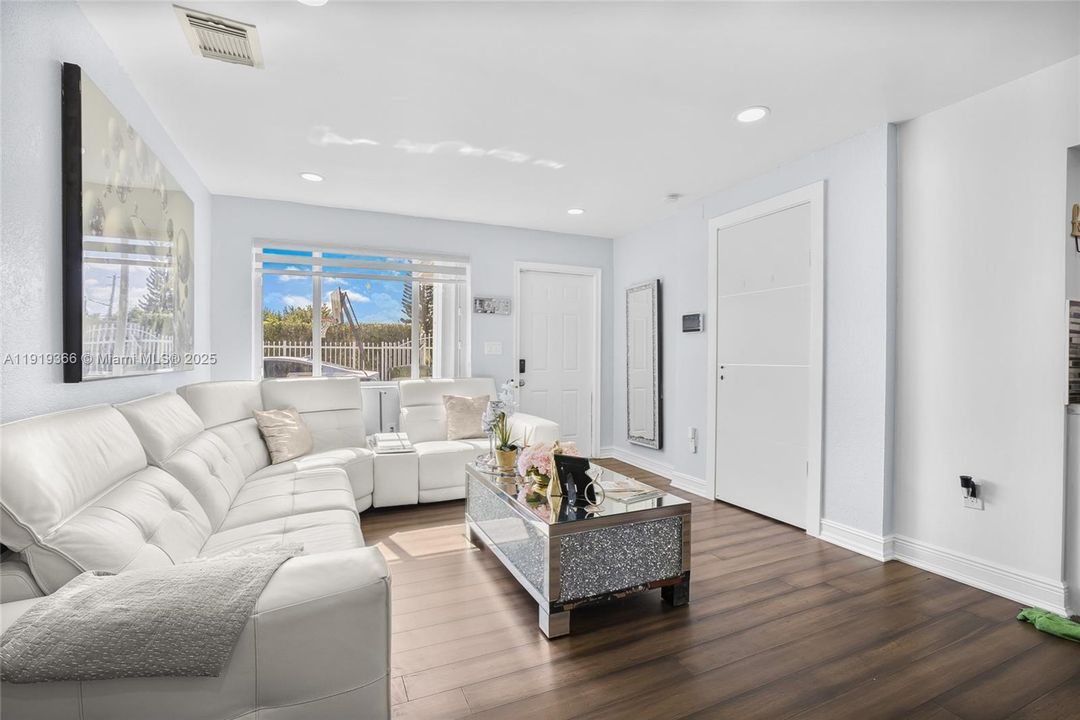 待售: $499,000 (3 贝兹, 2 浴室, 1297 平方英尺)