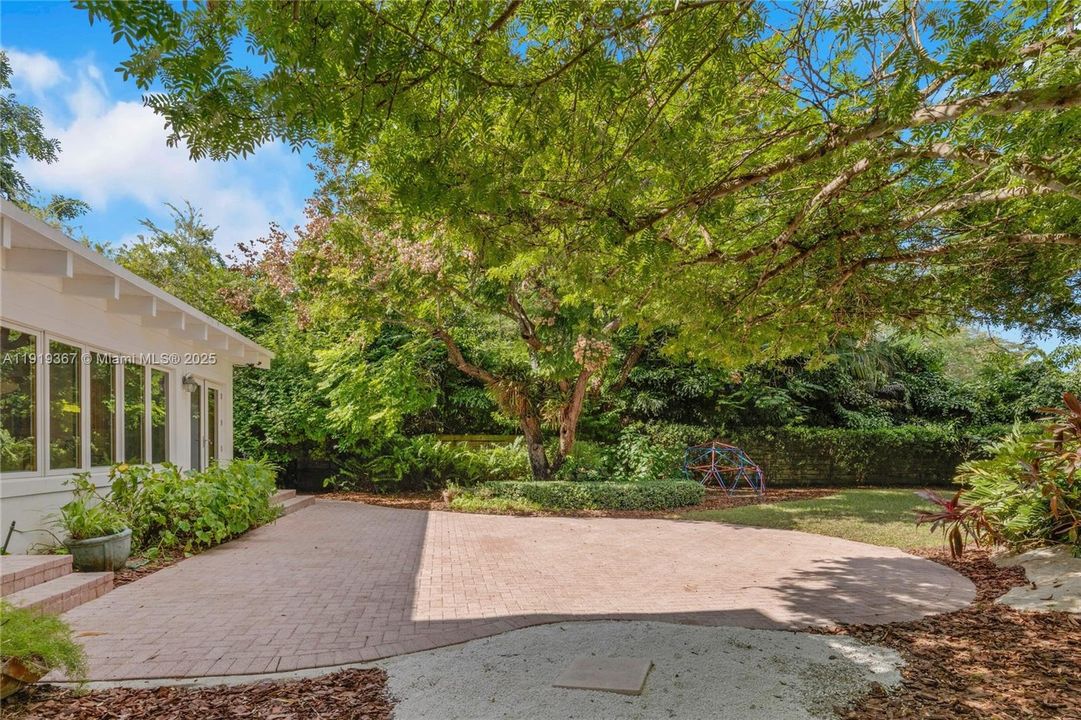 For Sale: $1,735,000 (5 beds, 3 baths, 2980 Square Feet)