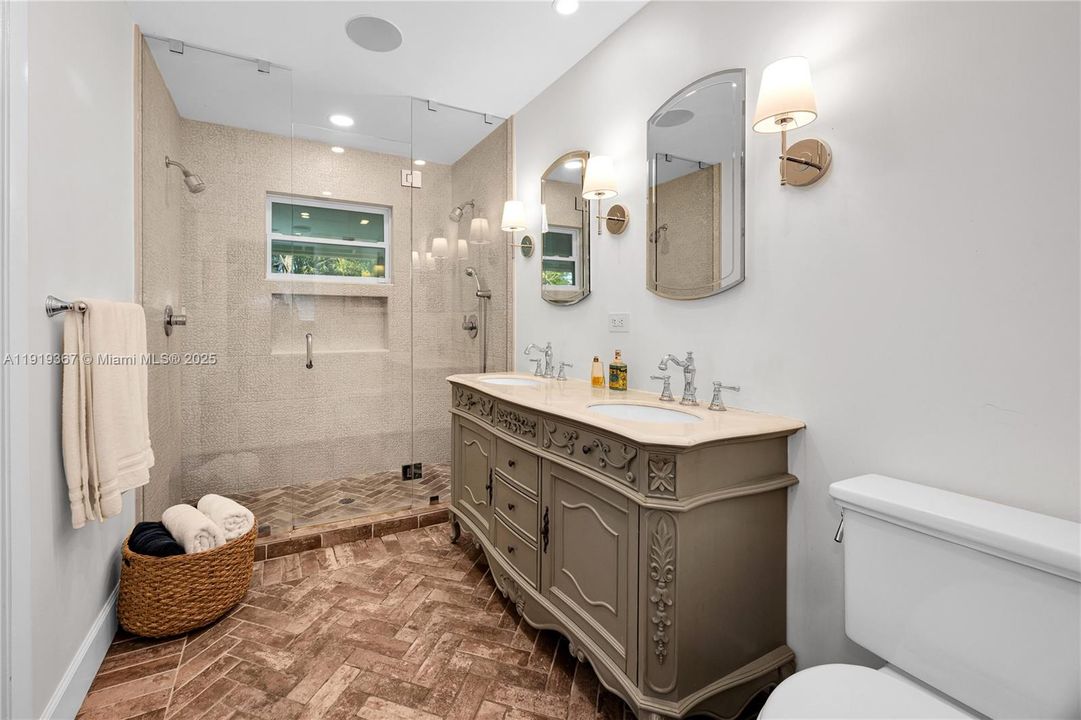 For Sale: $1,735,000 (5 beds, 3 baths, 2980 Square Feet)