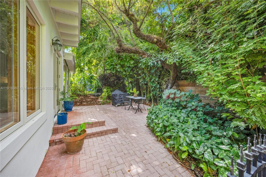 For Sale: $1,735,000 (5 beds, 3 baths, 2980 Square Feet)