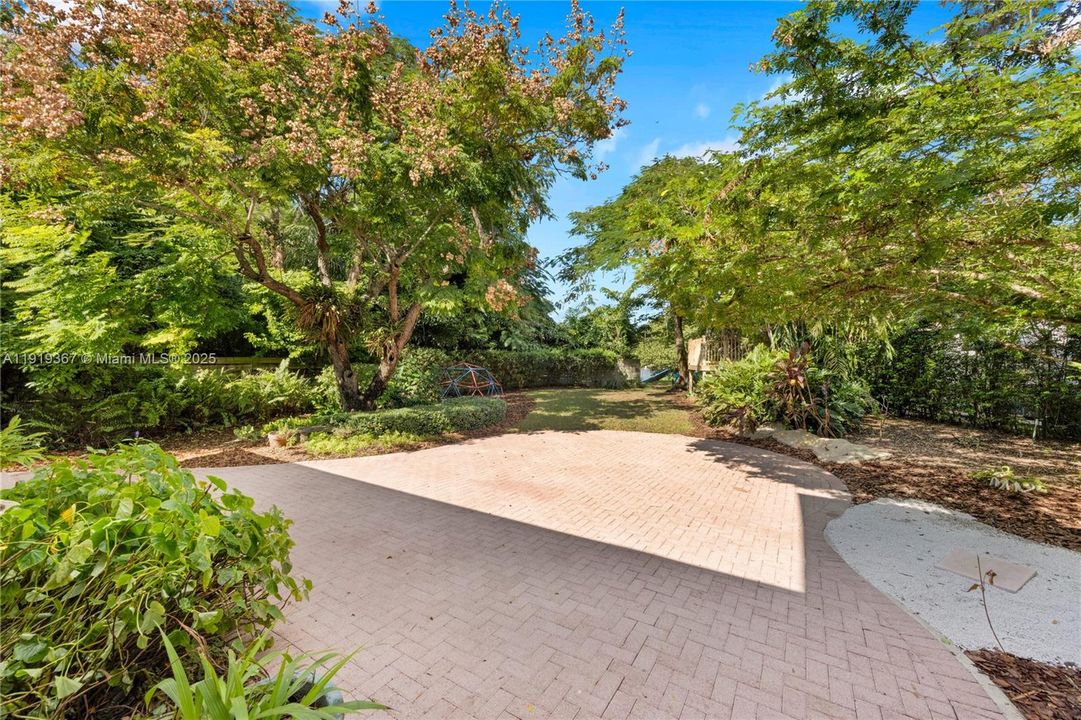 For Sale: $1,735,000 (5 beds, 3 baths, 2980 Square Feet)