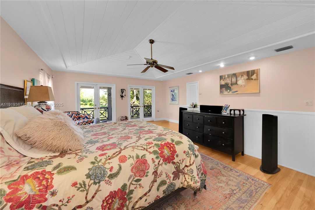 For Sale: $1,735,000 (5 beds, 3 baths, 2980 Square Feet)