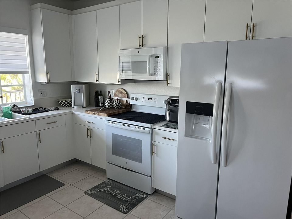For Rent: $4,170 (3 beds, 2 baths, 2490 Square Feet)