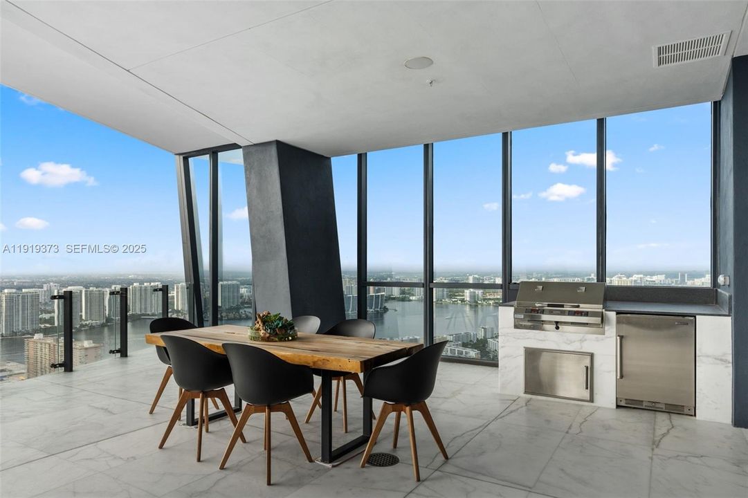 待售: $3,300,000 (2 贝兹, 2 浴室, 2042 平方英尺)