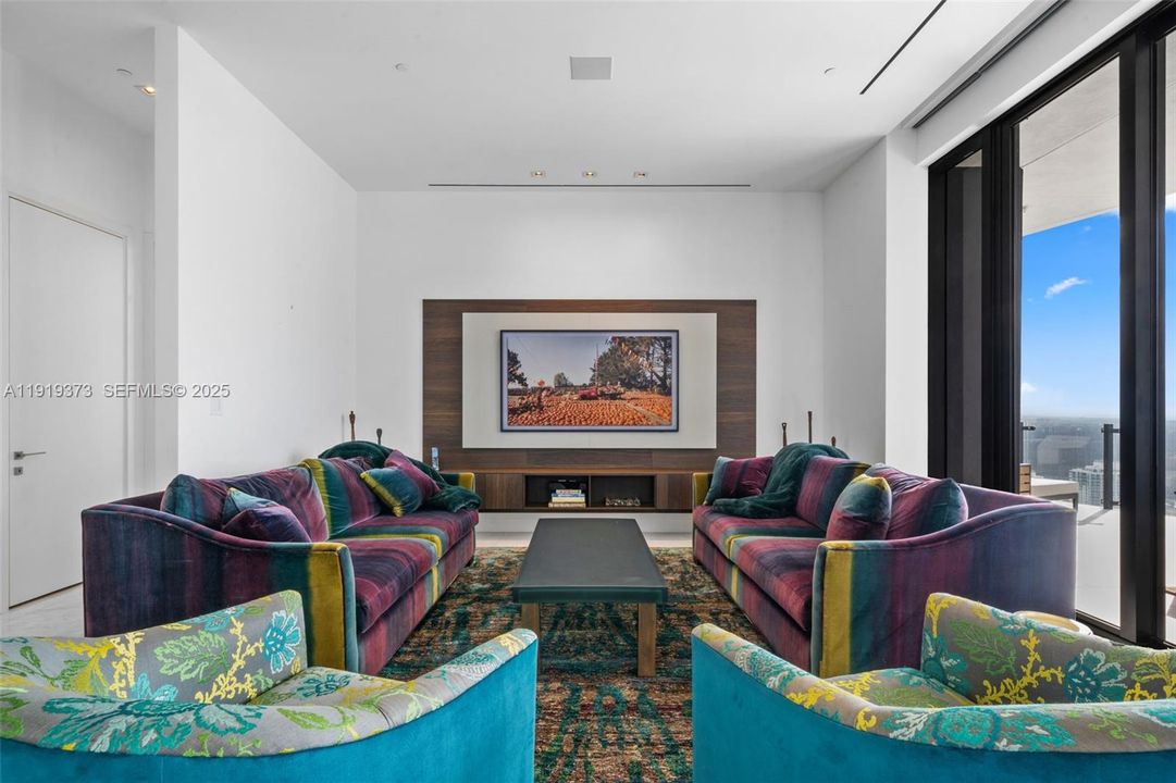 待售: $3,300,000 (2 贝兹, 2 浴室, 2042 平方英尺)