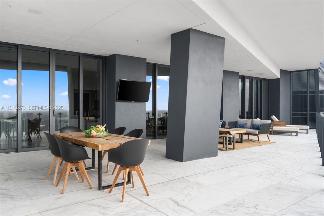 待售: $3,300,000 (2 贝兹, 2 浴室, 2042 平方英尺)