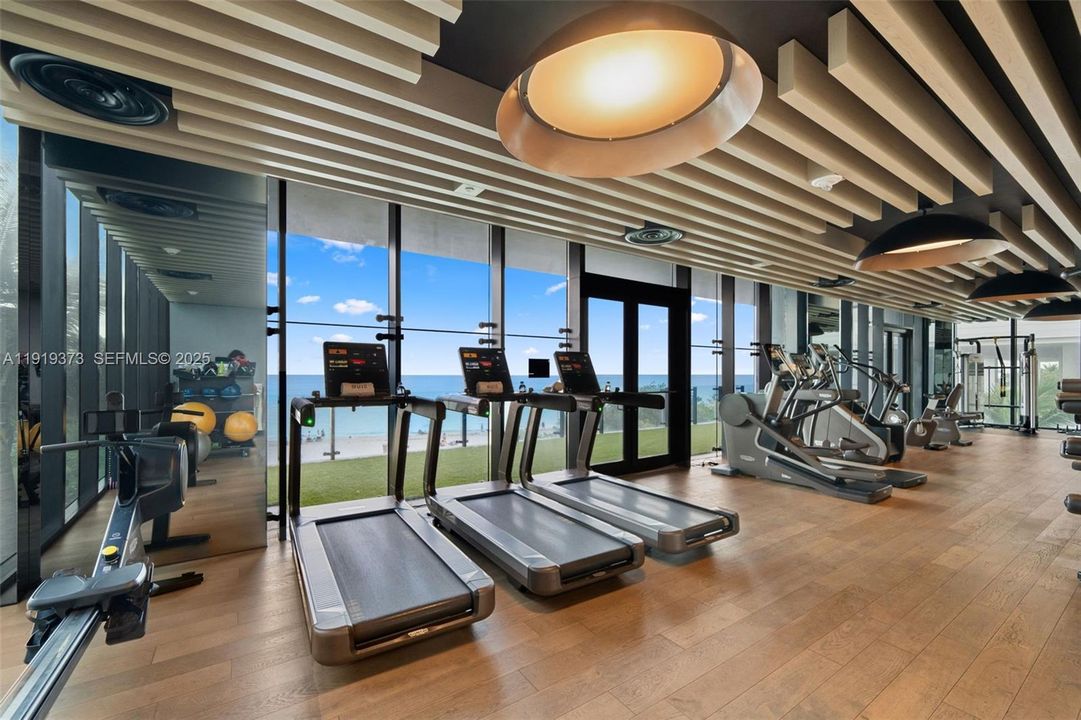 待售: $3,300,000 (2 贝兹, 2 浴室, 2042 平方英尺)