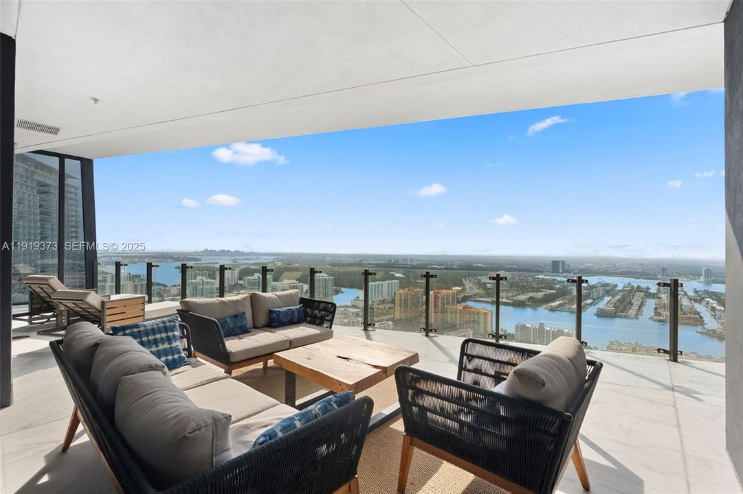 待售: $3,300,000 (2 贝兹, 2 浴室, 2042 平方英尺)