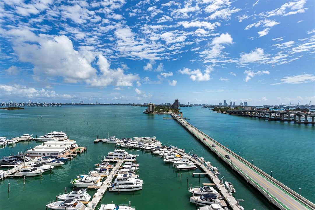 待售: $399,000 (1 贝兹, 1 浴室, 890 平方英尺)