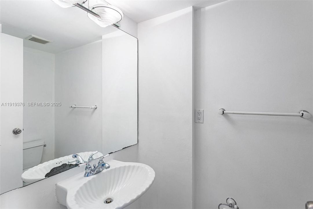 待售: $399,000 (1 贝兹, 1 浴室, 890 平方英尺)