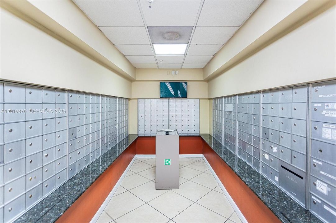 待售: $399,000 (1 贝兹, 1 浴室, 890 平方英尺)