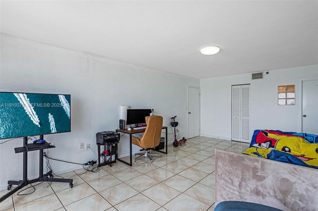 待售: $399,000 (1 贝兹, 1 浴室, 890 平方英尺)