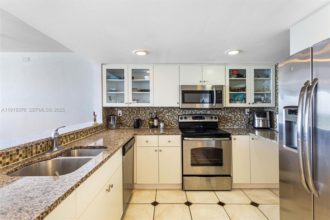 待售: $399,000 (1 贝兹, 1 浴室, 890 平方英尺)