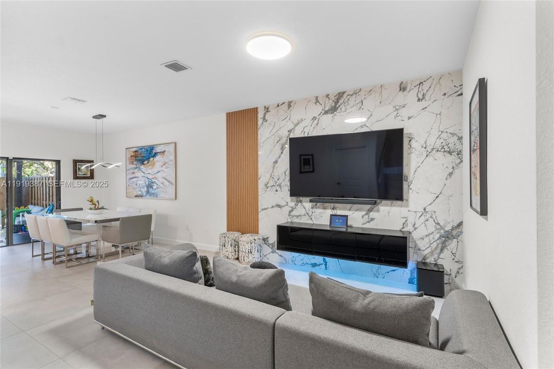 En Venta: $450,000 (3 camas, 2 baños, 1820 Pies cuadrados)