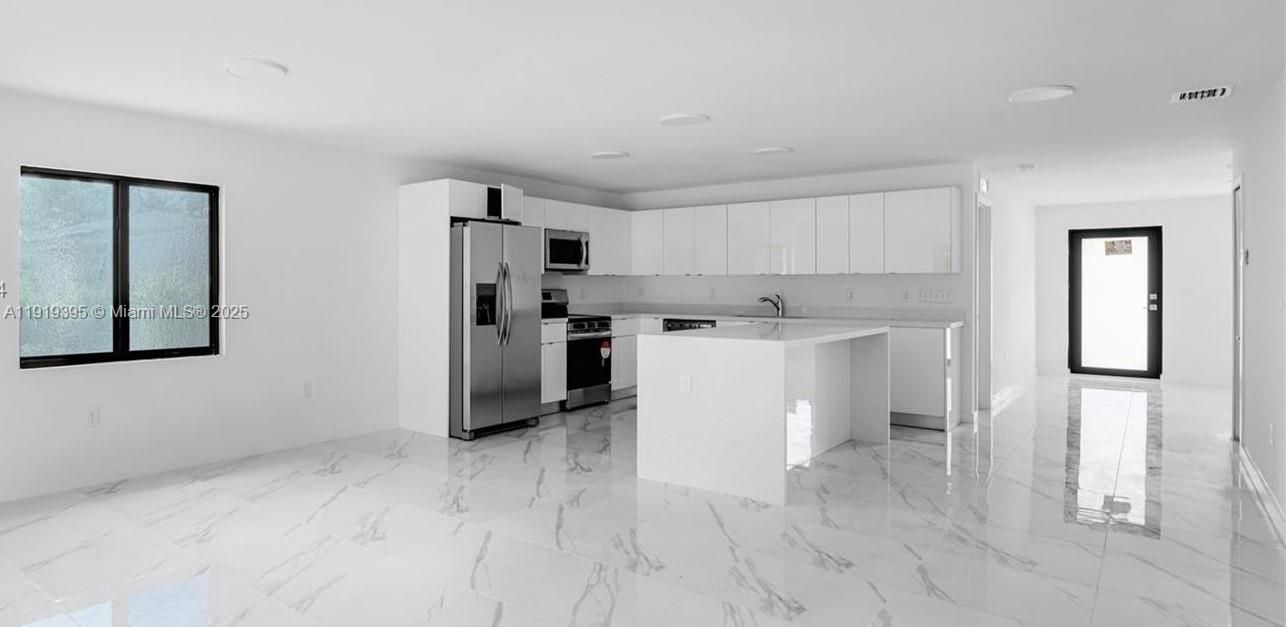 En Venta: $840,000 (4 camas, 3 baños, 1802 Pies cuadrados)