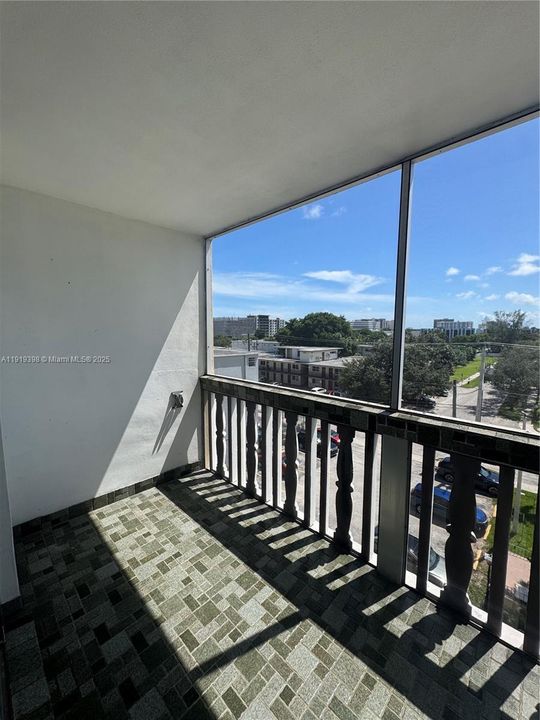 Active With Contract: $1,550 (1 beds, 1 baths, 617 Square Feet)