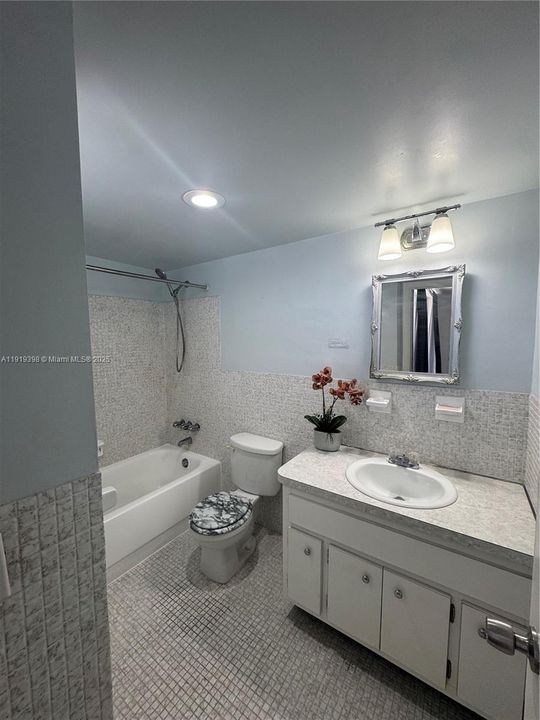 Active With Contract: $1,550 (1 beds, 1 baths, 617 Square Feet)