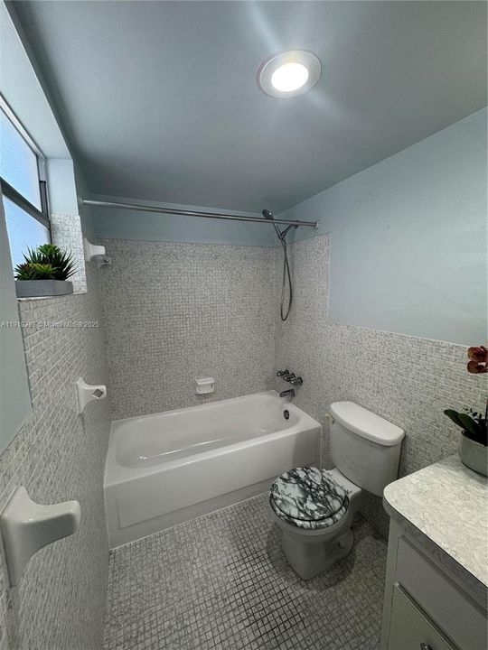 Active With Contract: $1,550 (1 beds, 1 baths, 617 Square Feet)