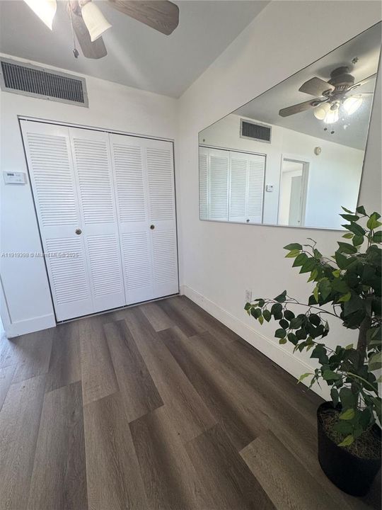 Active With Contract: $1,550 (1 beds, 1 baths, 617 Square Feet)