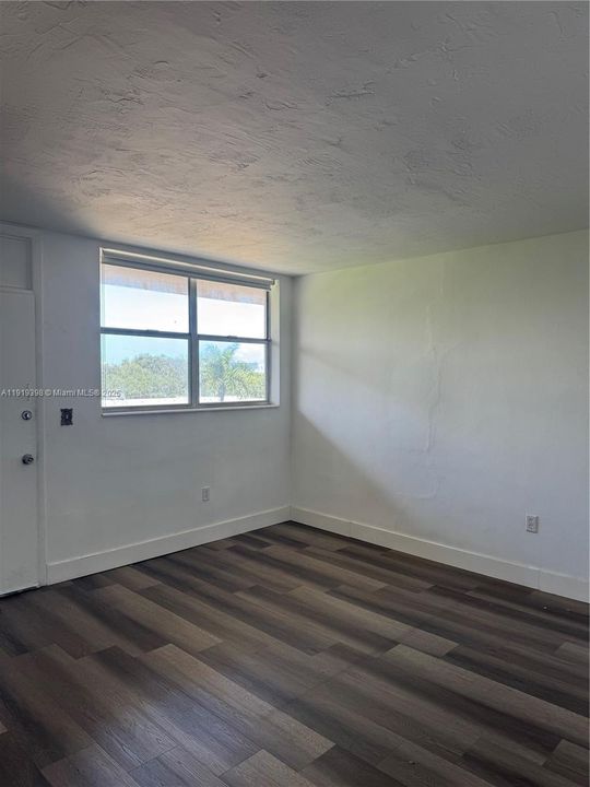Active With Contract: $1,550 (1 beds, 1 baths, 617 Square Feet)