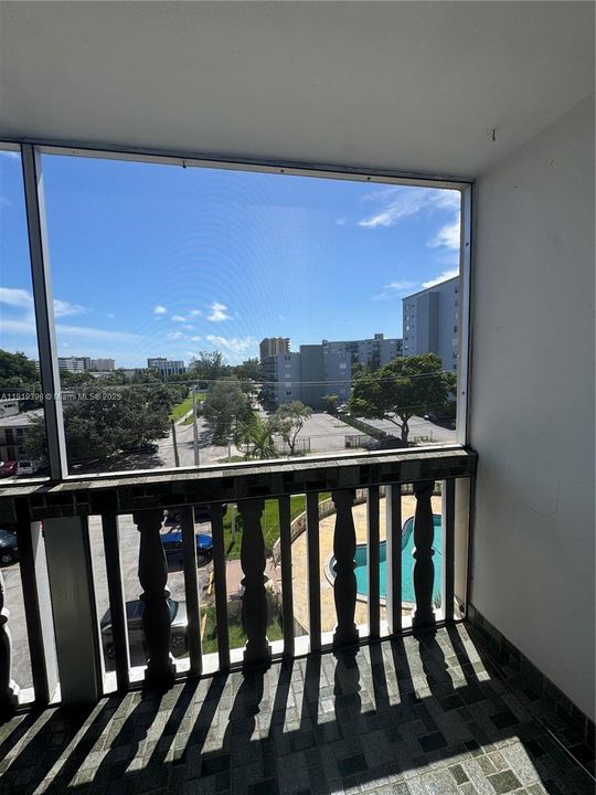 Active With Contract: $1,550 (1 beds, 1 baths, 617 Square Feet)
