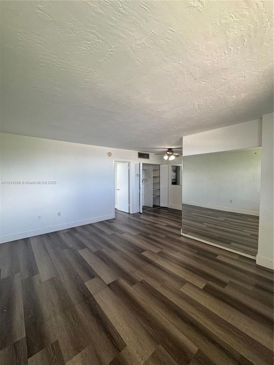 Active With Contract: $1,550 (1 beds, 1 baths, 617 Square Feet)