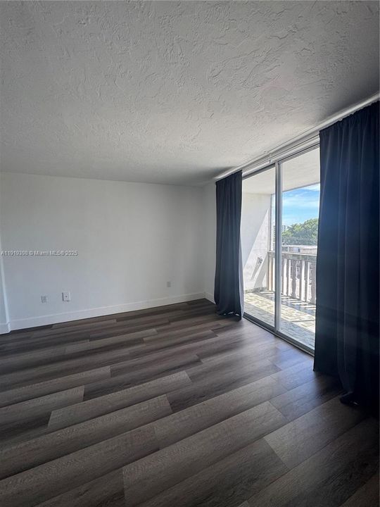 Active With Contract: $1,550 (1 beds, 1 baths, 617 Square Feet)