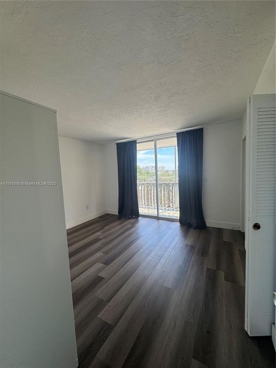 Active With Contract: $1,550 (1 beds, 1 baths, 617 Square Feet)