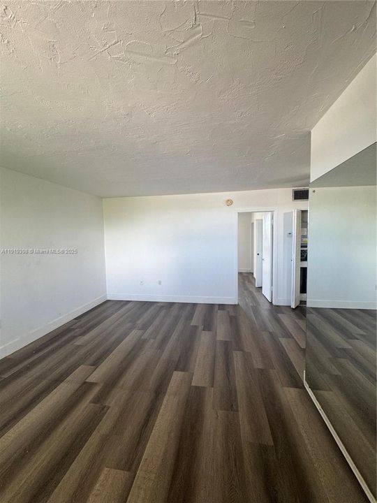Active With Contract: $1,550 (1 beds, 1 baths, 617 Square Feet)