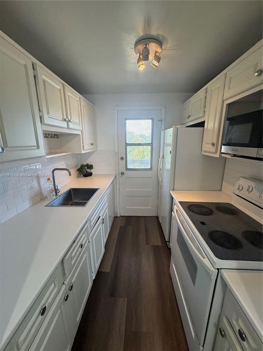 Active With Contract: $1,550 (1 beds, 1 baths, 617 Square Feet)