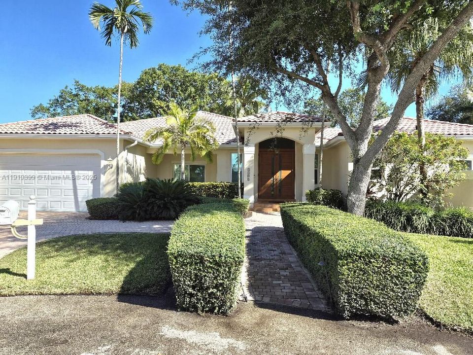 合同活跃: $1,695,000 (4 贝兹, 4 浴室, 3534 平方英尺)