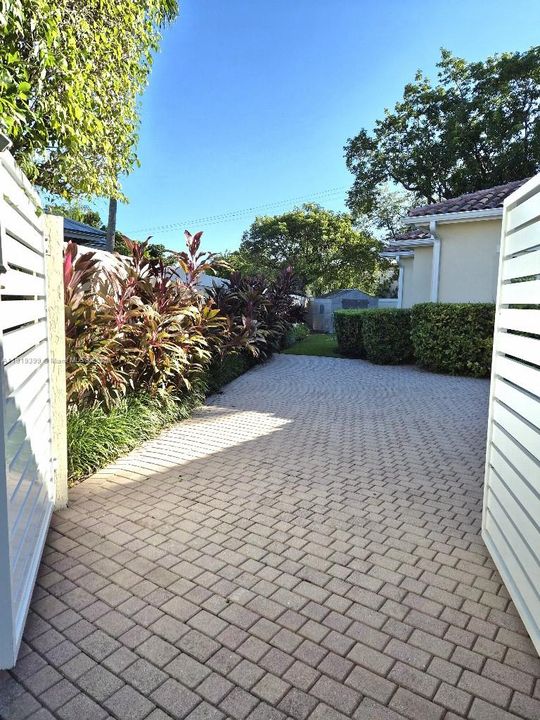 合同活跃: $1,695,000 (4 贝兹, 4 浴室, 3534 平方英尺)