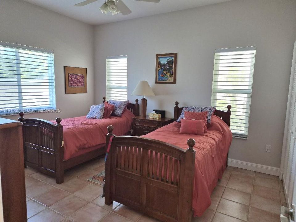 合同活跃: $1,695,000 (4 贝兹, 4 浴室, 3534 平方英尺)