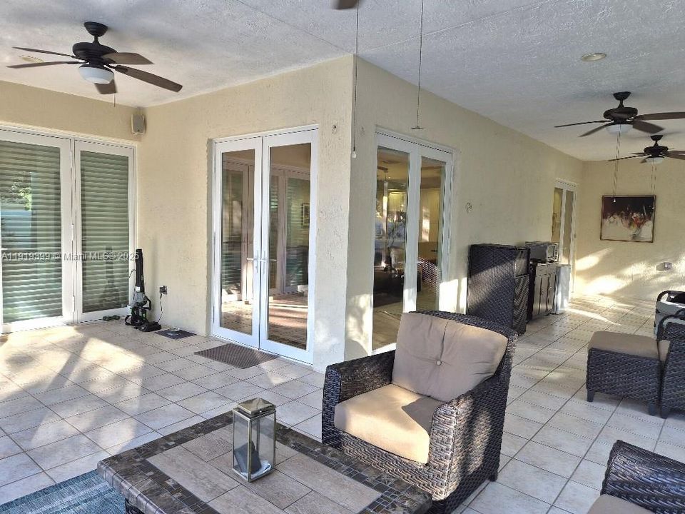 合同活跃: $1,695,000 (4 贝兹, 4 浴室, 3534 平方英尺)