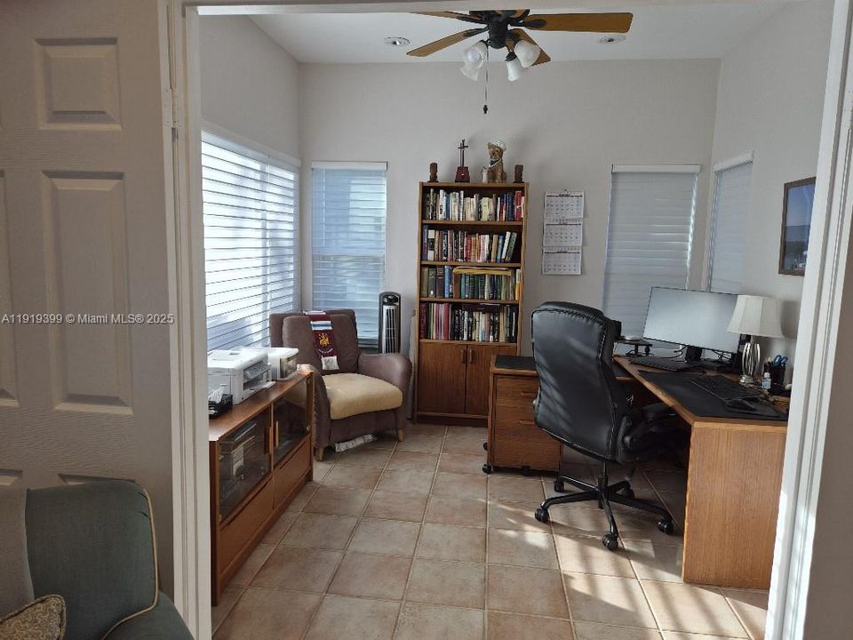 合同活跃: $1,695,000 (4 贝兹, 4 浴室, 3534 平方英尺)